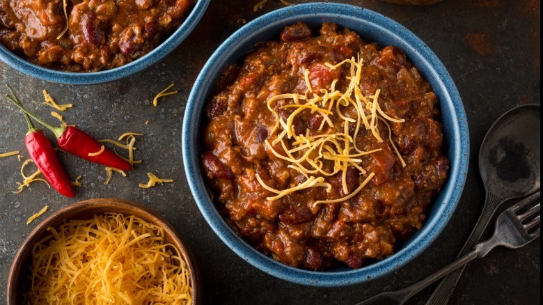 Chili con carne with cheese