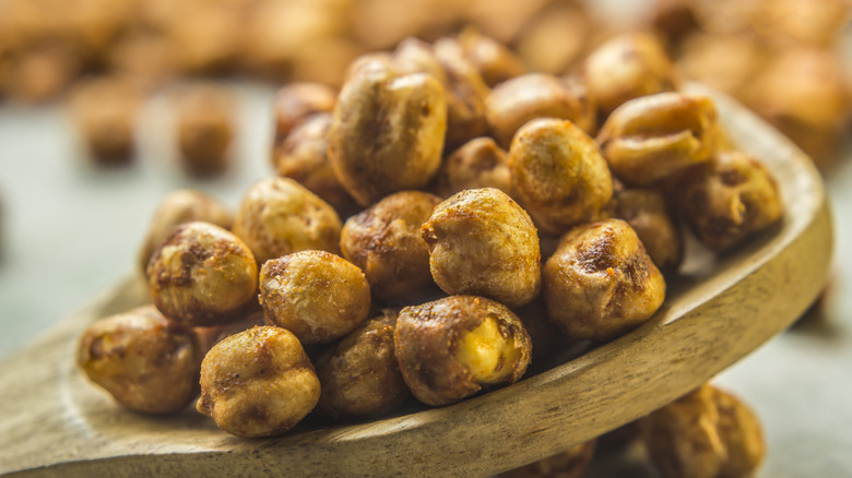 Crunchy roasted chickpeas