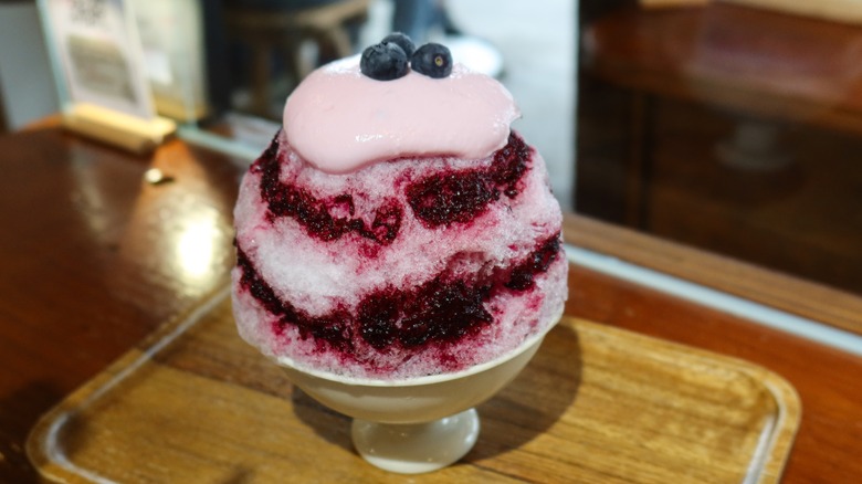 Kakigori with yogurt and blueberries