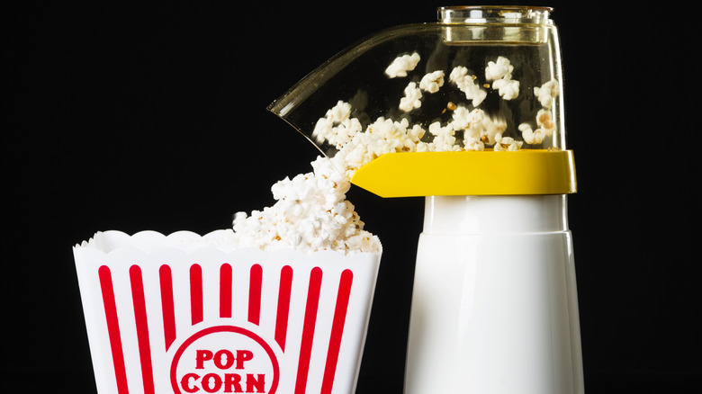 popcorn maker filling popcorn bucket