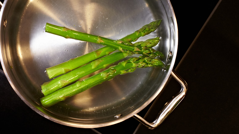 Blanching asparagus spears