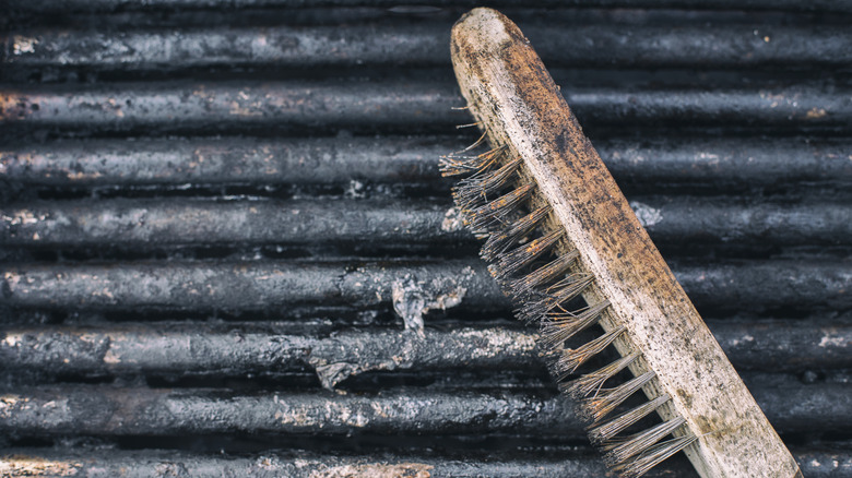 Grill grates with brush