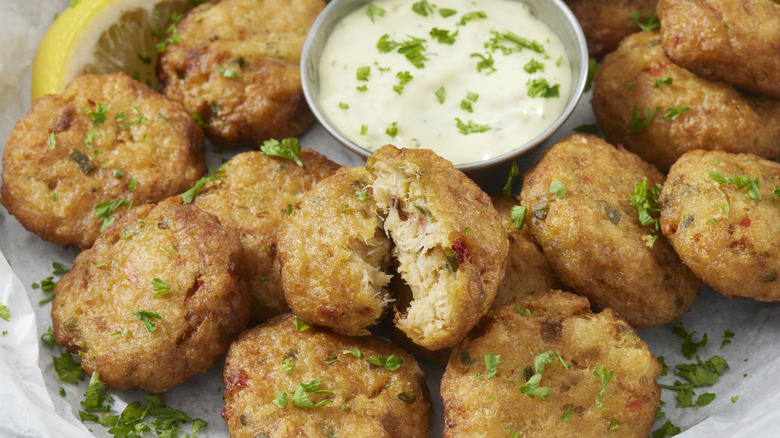 bread crab cakes with tartar sauce