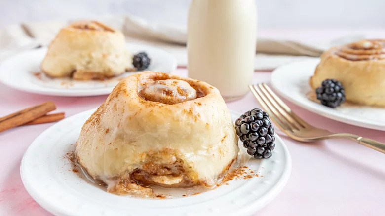 Vegan cinnamon rolls with blackberries