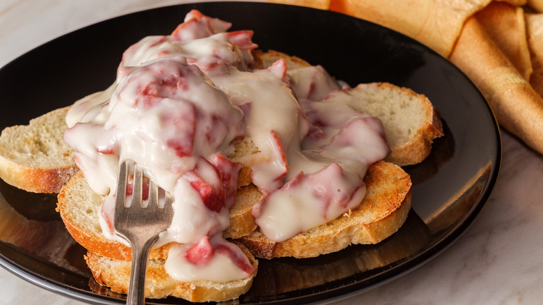 creamed chipped beef on toast