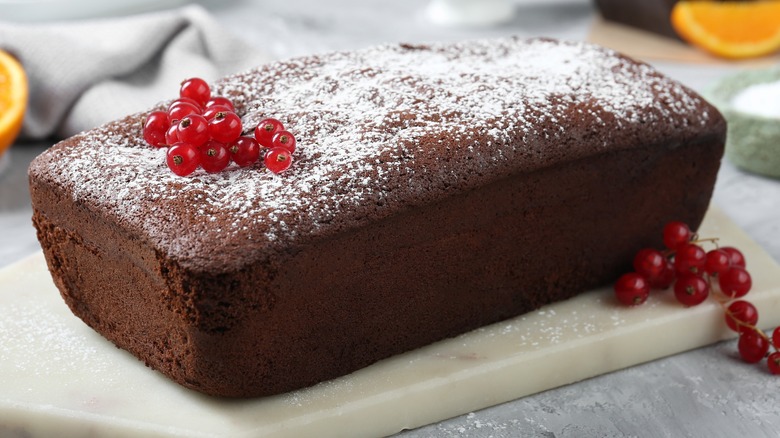 currant cake with powdered sugar