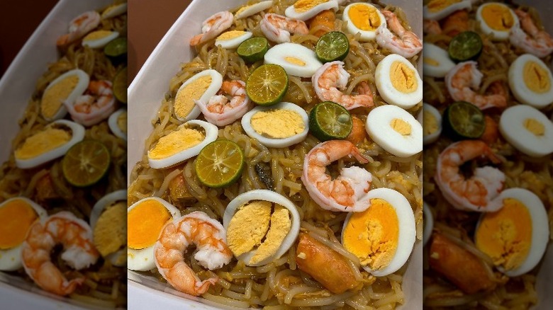 pancit palabok dish