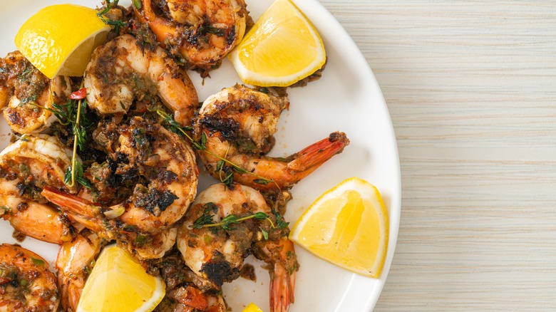 Peppered shrimp on plate with lemon