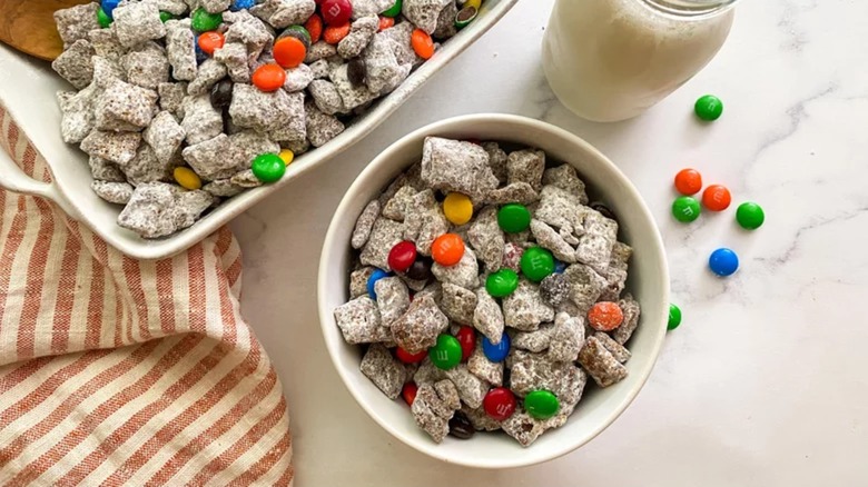 A bowl of muddy buddies