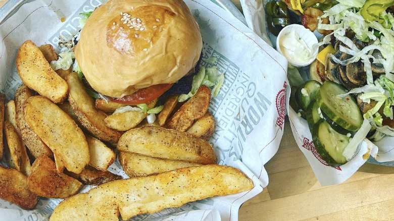 Fuddruckers burger and potato wedges