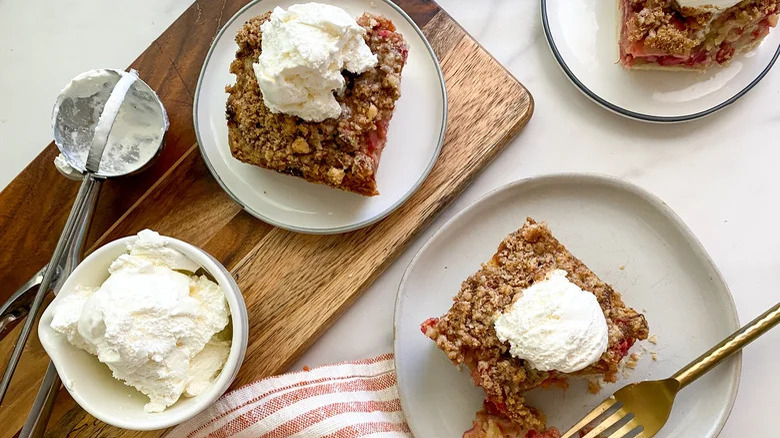 Rhubarb cinnamon crumble cake on plates