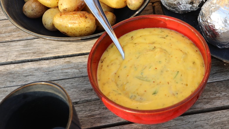 Béarnaise sauce in bowl