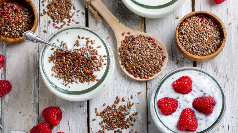 Flaxseed with yogurt and berries