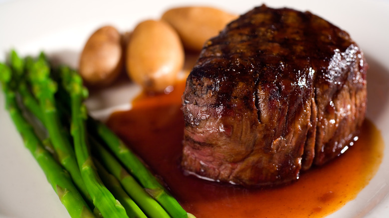 Filet mignon with asparagus and potatoes