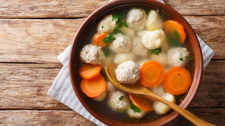 Meatballs and dumplings in broth 