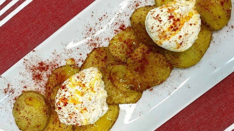 potatoes with eggs and paprika