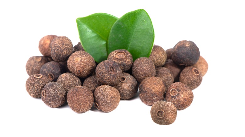 Jamaican allspice berries with leaves