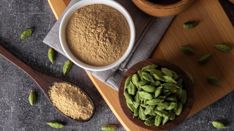 Green cardamom pods and ground spice