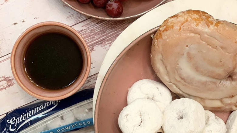 entenmanns honey bun powdered donuts coffee