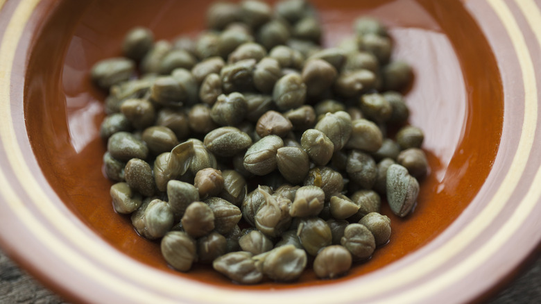 Capers in bowl