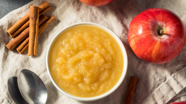 Applesauce, apple and cinnamon