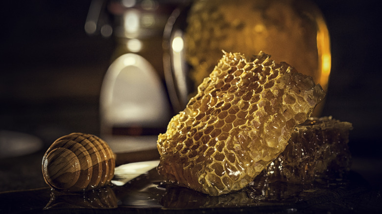 Honey jar and honeycomb