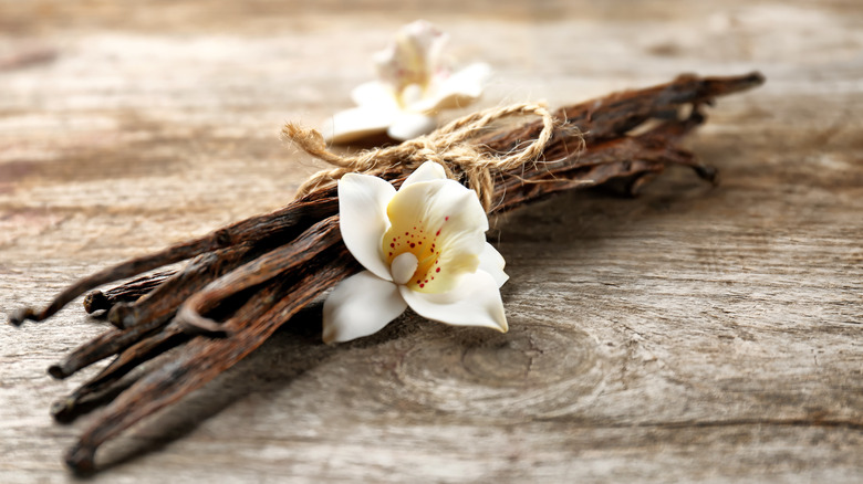 Dried vanilla pods and flower