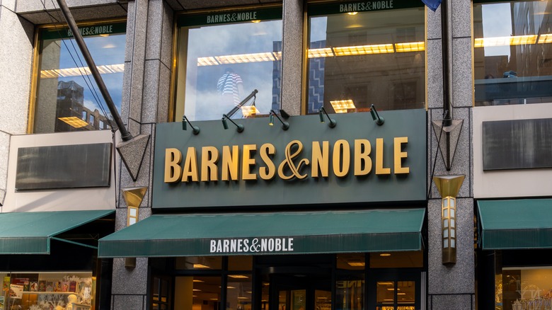 Barnes & Noble exterior sign