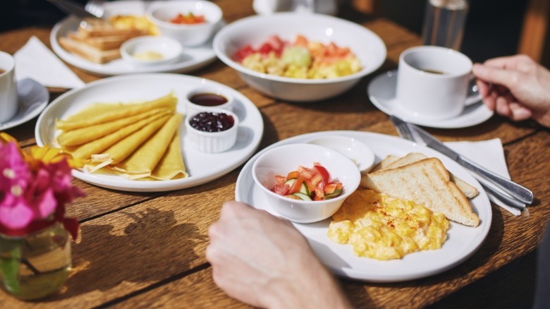 restaurant eggs at a diner