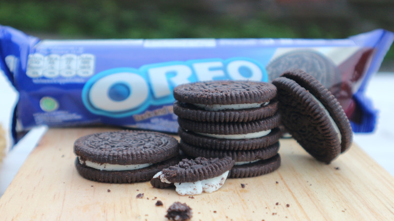 Cookies with Oreo packaging in the background