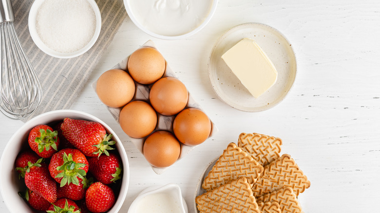 Ingredients to bake cheesecake