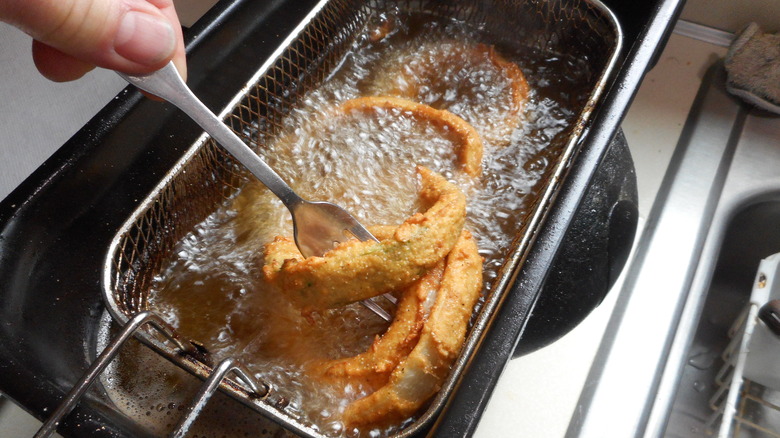 deep frying onion rings