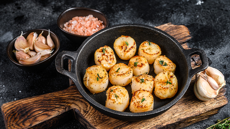 Seared scallops in pan