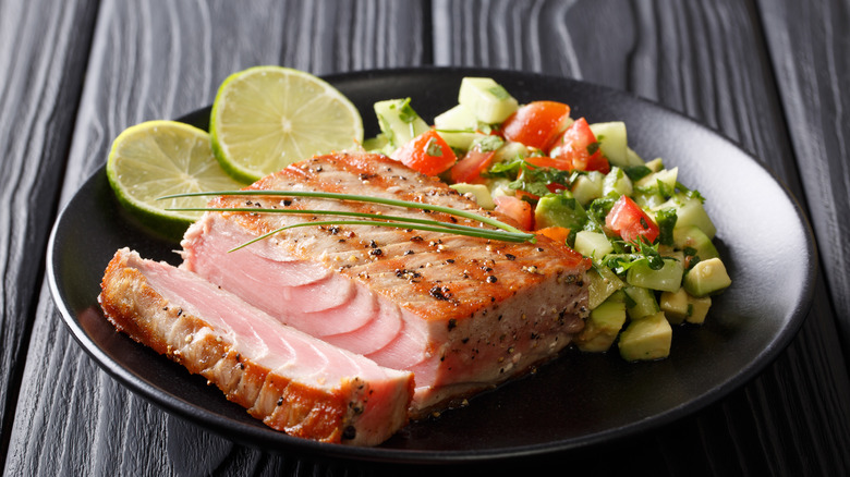 Grilled tuna with avocado and lime