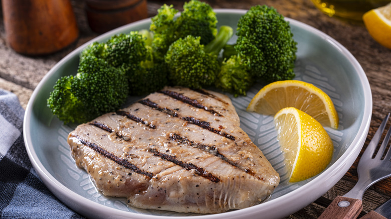 Tuna steak with broccoli