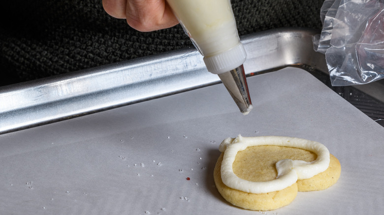 piping frosting cookie tray