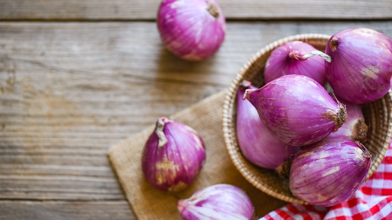 Table of shallots