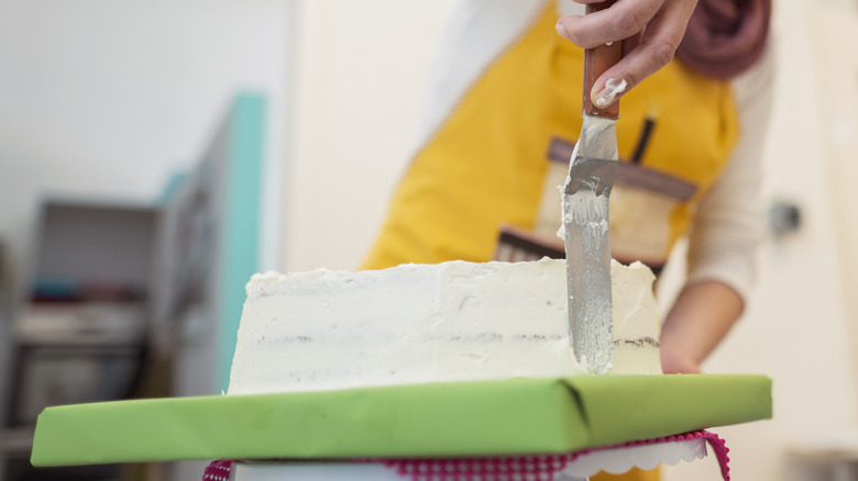 Icing a cake using an offset spatula