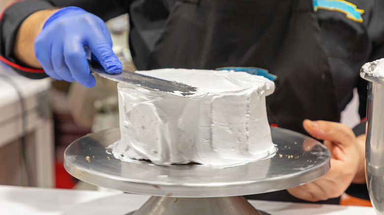 Frosting a cake on a turntable