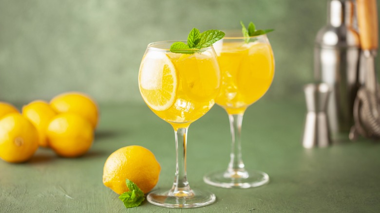 limoncello spritz drinks and lemons
