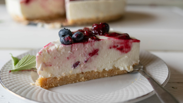 No-bake cheesecake with fruit on plate