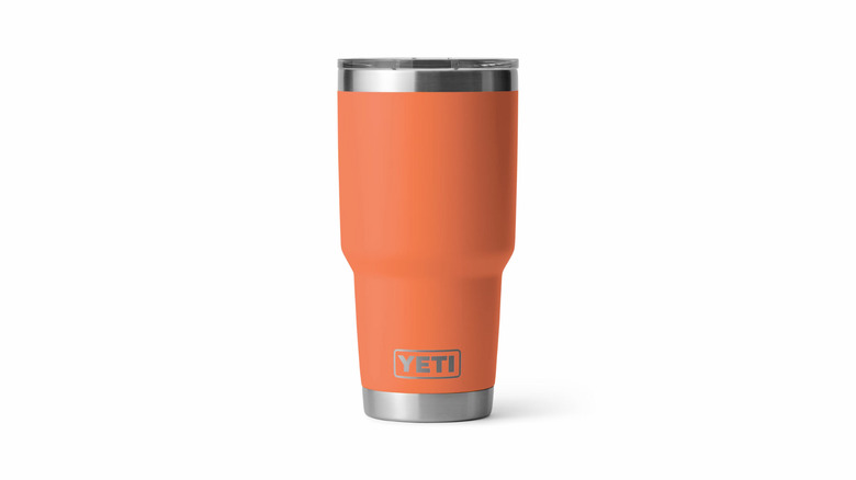 Coral 30-ounce mug with lid