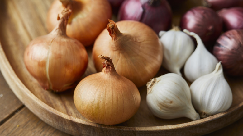 yellow and red onion with garlic