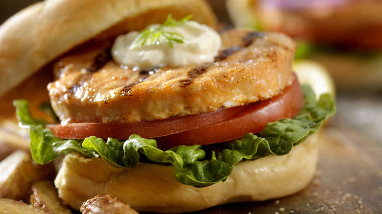 Salmon burger with lettuce and tomatoes