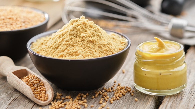 bowl of mustard powder 