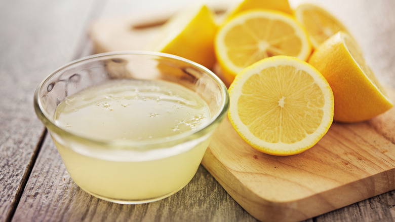 Lemon juice and sliced lemons