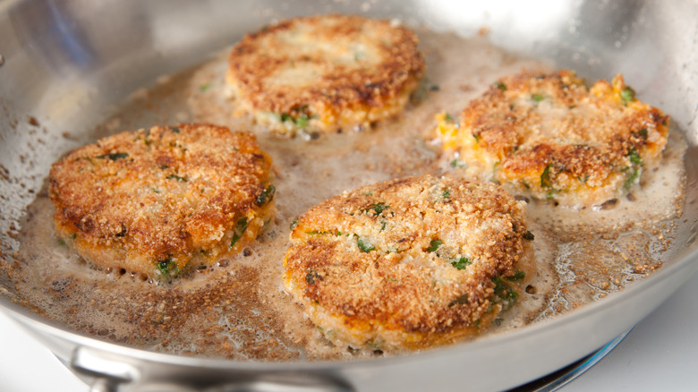 Vegan crab cakes pay frying