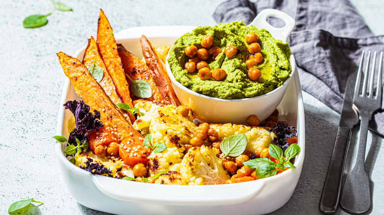 Kale dip and chickpeas