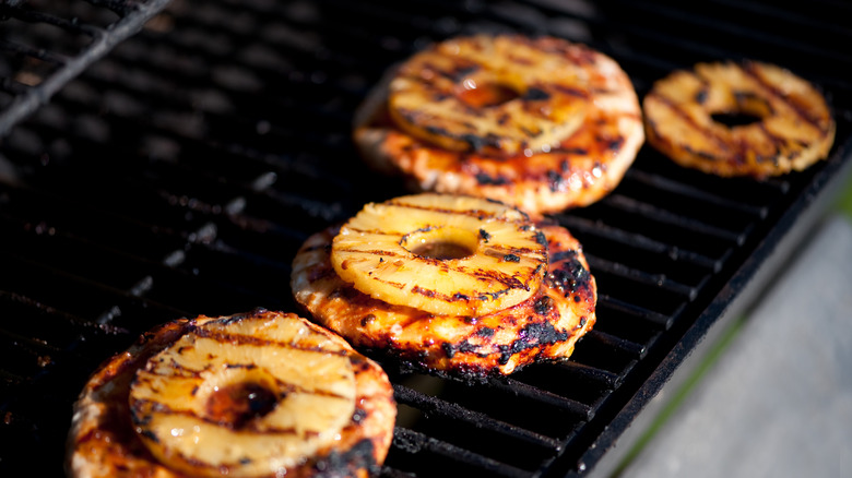 Teriyaki burgers with pineapple