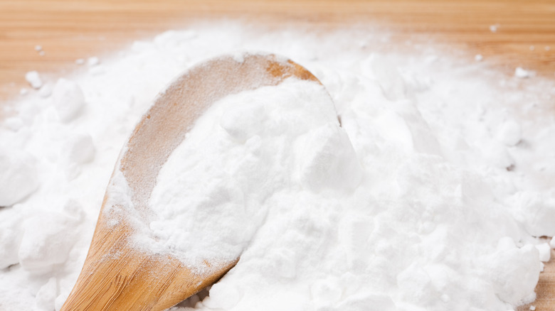 Baking soda with wooden spoon